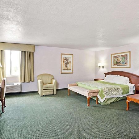 Days Inn & Suites By Wyndham Fullerton Eksteriør bilde